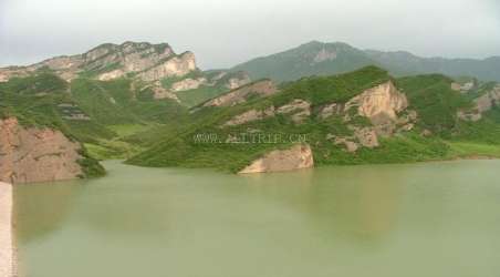 柳梅滩风景名胜区位于县城南部的太子山脚下,距和政